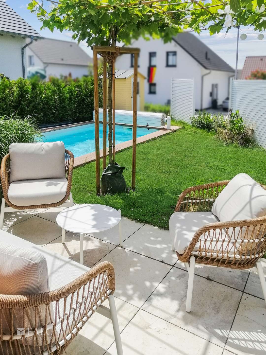 Terrasse West mit Pool - Sommerbild